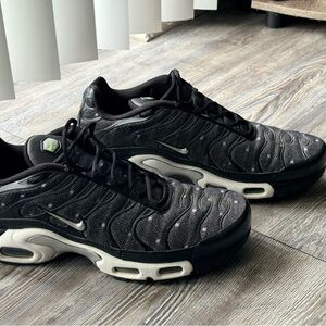 Nike Men’s Black Grey and White Low-Top Sneakers